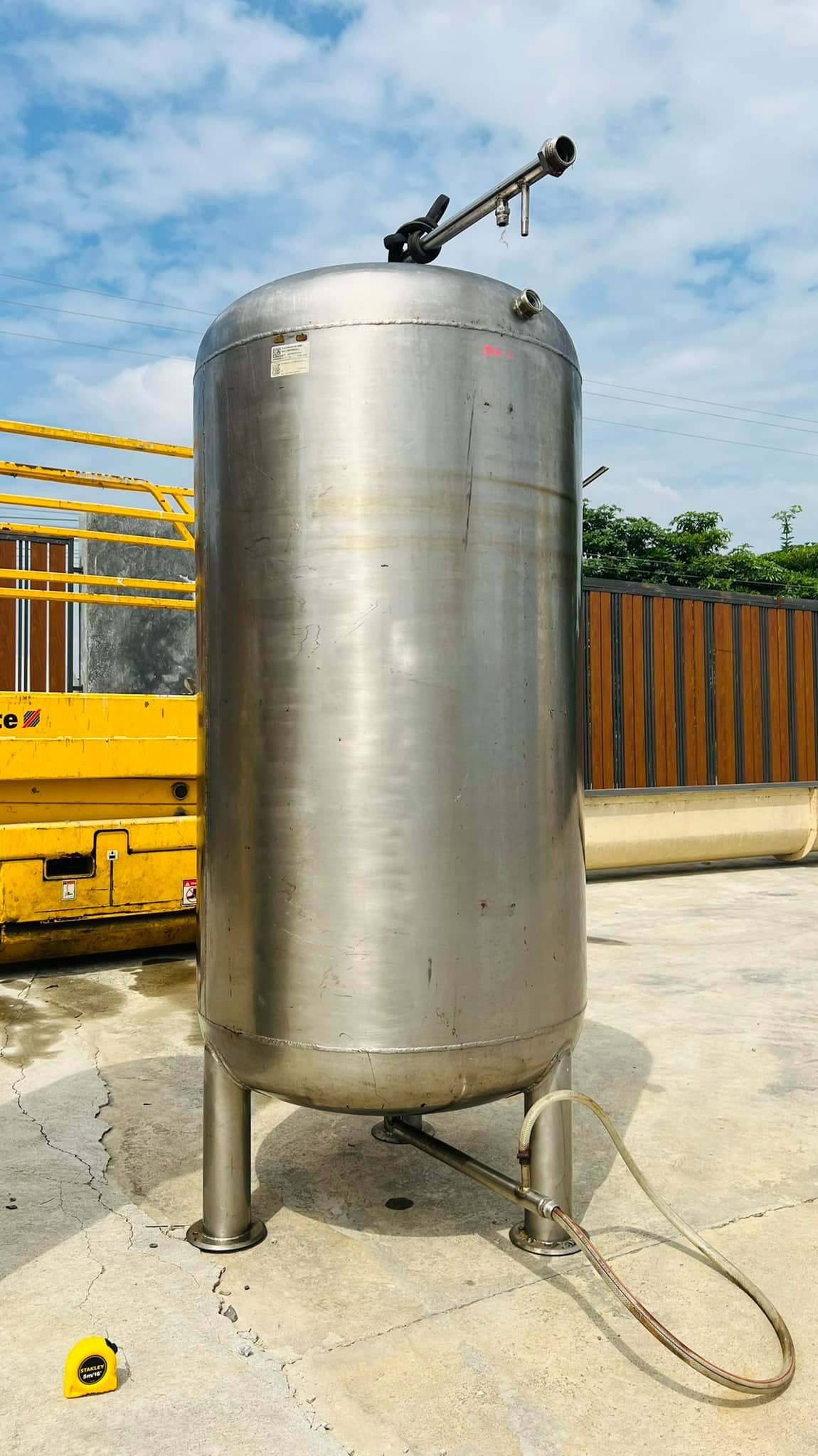 ถังพักลมและถังน้ำแบบสเตนเลส ขนาดความจุ 500 Litr สภาพสวย มี 2 ใบ ถังพักลมและถังน้ำแบบสเตนเลส ขนาดความจุ 500 Litr สภาพสวย มี 2 ใบ