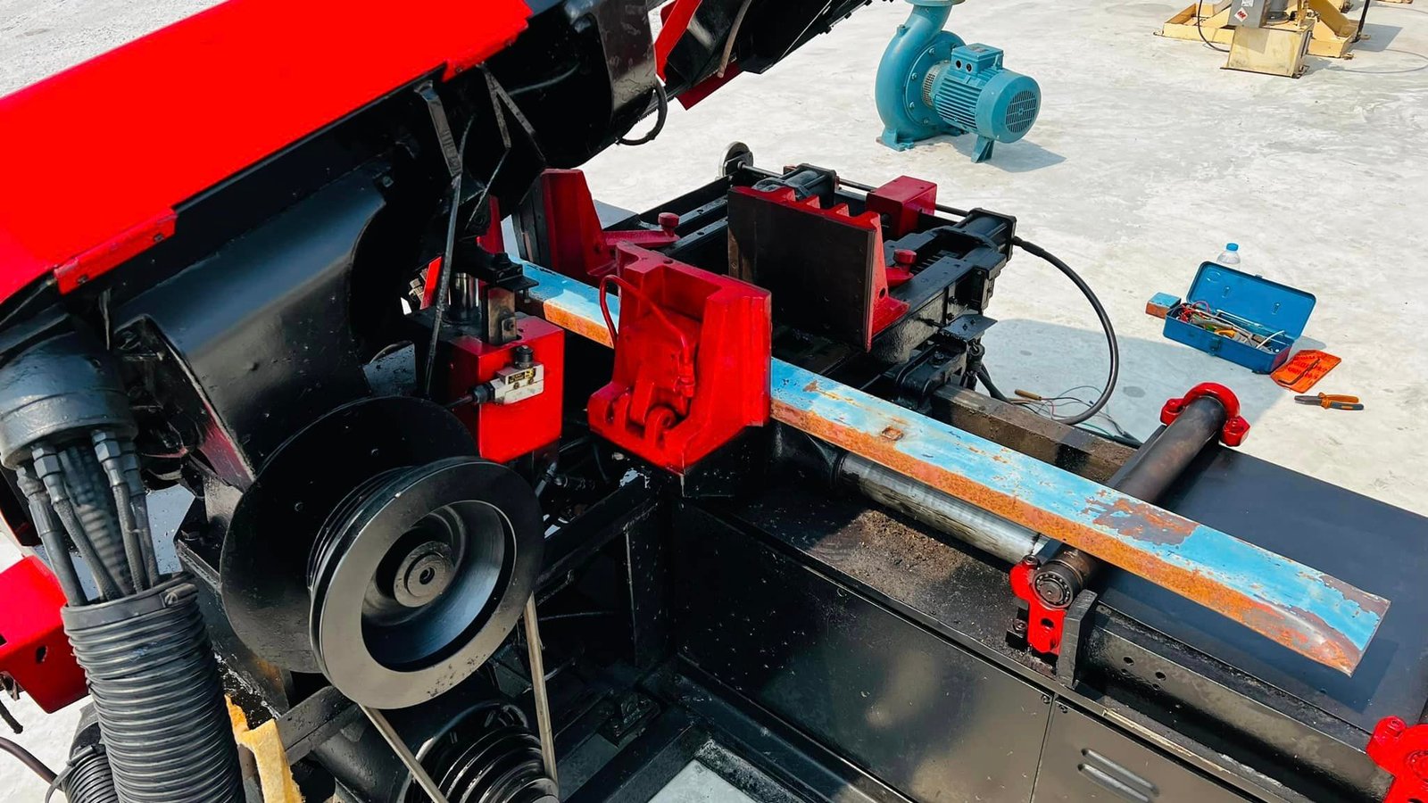 เครื่องเลื่อยสายพานญี่ปุ่น(BANDSAW) AMADA JAPAN รุ่น HA-400 รุ่นมีหางส่ง (Bucket) ระบบไฟ 380V