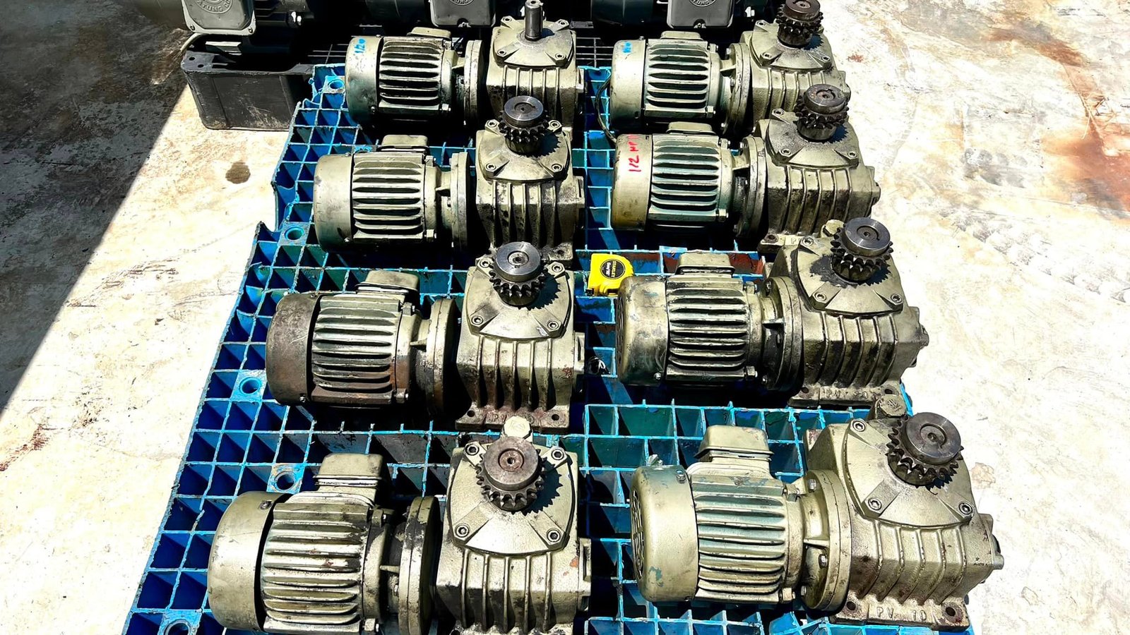 มอเตอร์เกียร์ทดกำลัง(WARM GEAR) ทรงเพลาตั้ง ขนาด 1:2 HP อัตราทด 1 : 60 ( 25 rpm ) ระบบไฟ 380V มอเตอร์เกียร์ทดกำลัง(WARM GEAR) ทรงเพลาตั้ง ขนาด 1:2 HP อัตราทด 1 : 60 ( 25 rpm ) ระบบไฟ 380V