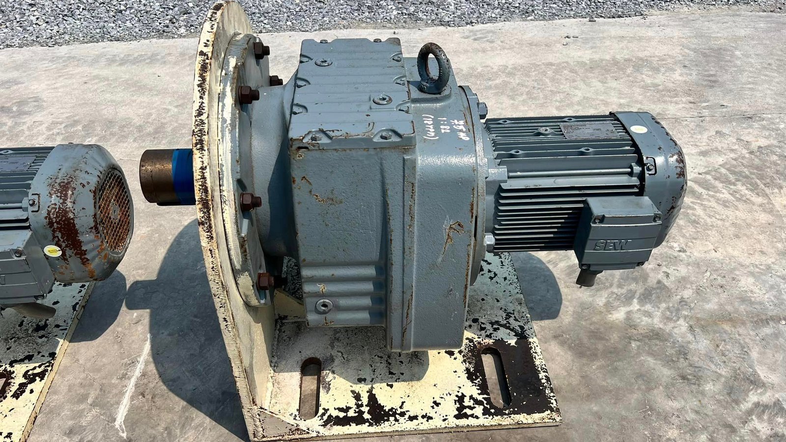 มอเตอร์เกียร์ทดกำลัง SEW EURODRIVE ขนาด 7.5 HP 1 : 82 ( 18 rpm ) 380V