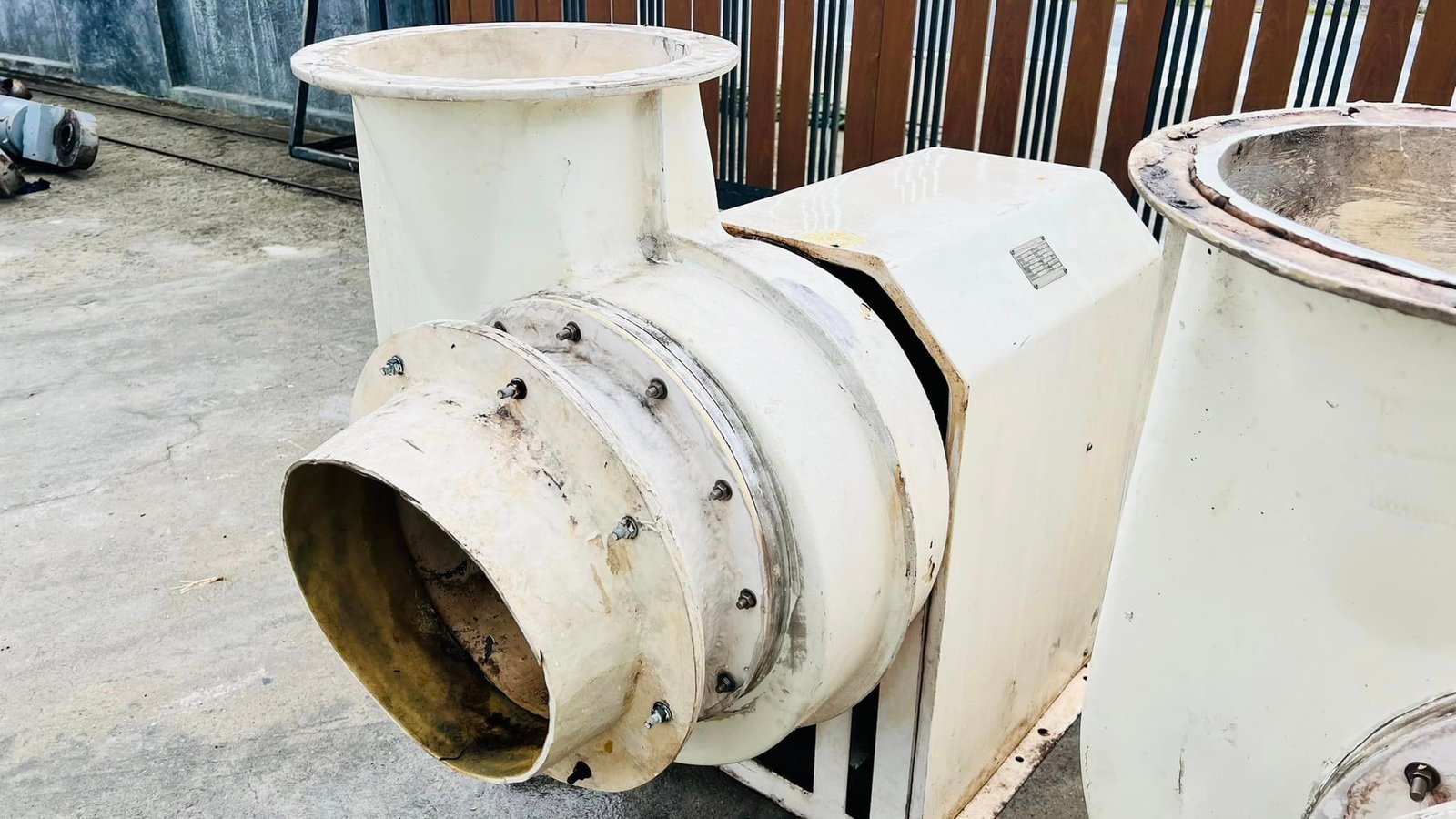 พัดลมโบลเวอร์แบบไฟเบอร์กลาส FRP CENTIFUGAL FAN พัดลมอุตสาหกรรมงานเคมีพิเศษเฉพาะ วัสดุไฟเบอร์กลาส ใช้ในการบำบัดอากาศ ทนต่อการกัดกร่อนจาก ไอกรด-ด่าง  ไอสารเคมี 380V