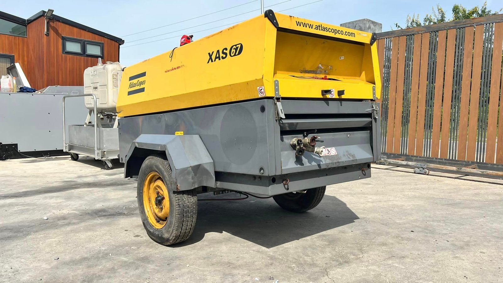เครื่องปั้มลมสนาม ATLAS COPCO รุ่น XAS67DD เครื่องยนต์ DEUTZ GERMANY ดีเซล เครื่องปั้มลมสนาม ATLAS COPCO รุ่น XAS67DD เครื่องยนต์ DEUTZ GERMANY ดีเซล