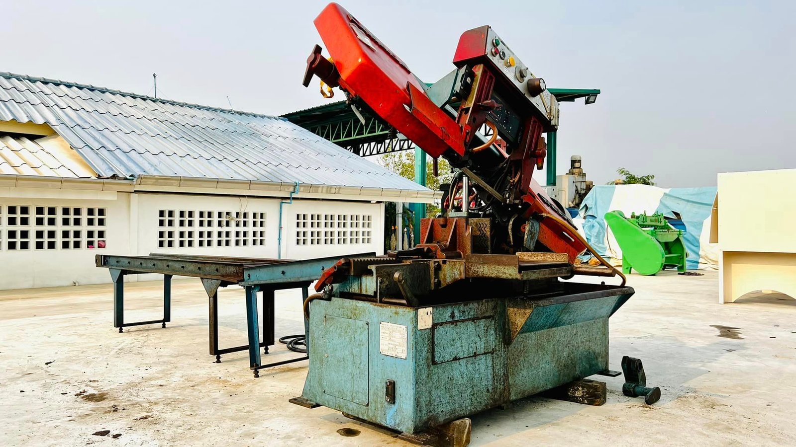 เครื่องเลื่อยสายพานญี่ปุ่น(BANDSAW) AMADA JAPAN Model : H-250-SA มีบัคเก็ตหางส่ง ระบบไฟ 200V