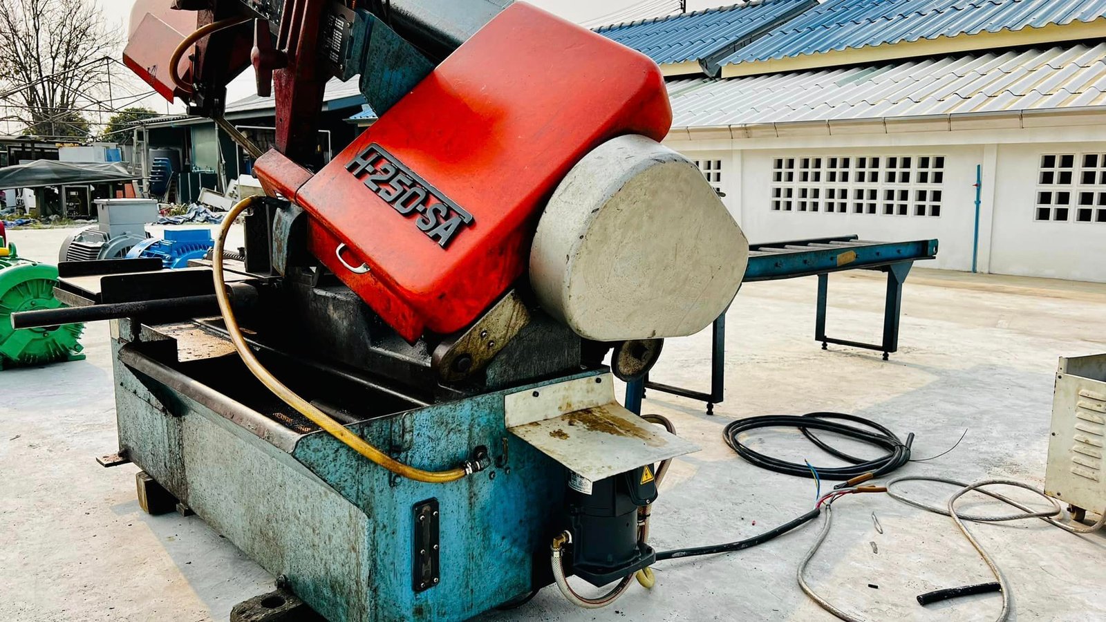 เครื่องเลื่อยสายพานญี่ปุ่น(BANDSAW) AMADA JAPAN Model : H-250-SA มีบัคเก็ตหางส่ง ระบบไฟ 200V เครื่องเลื่อยสายพานญี่ปุ่น(BANDSAW) AMADA JAPAN Model : H-250-SA มีบัคเก็ตหางส่ง ระบบไฟ 200V