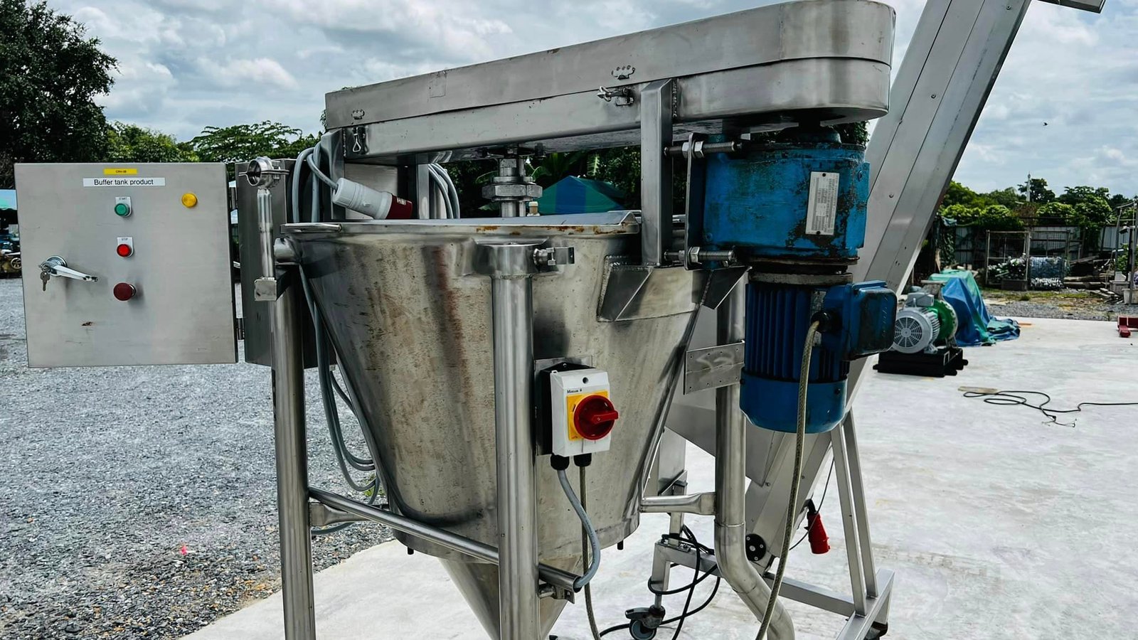 ถังกวนผสมและสายพานลำเลียงงานสเตนเลส งานนอกอย่างหนาเกรดพรีเมี่ยม ระบบไฟ 380V