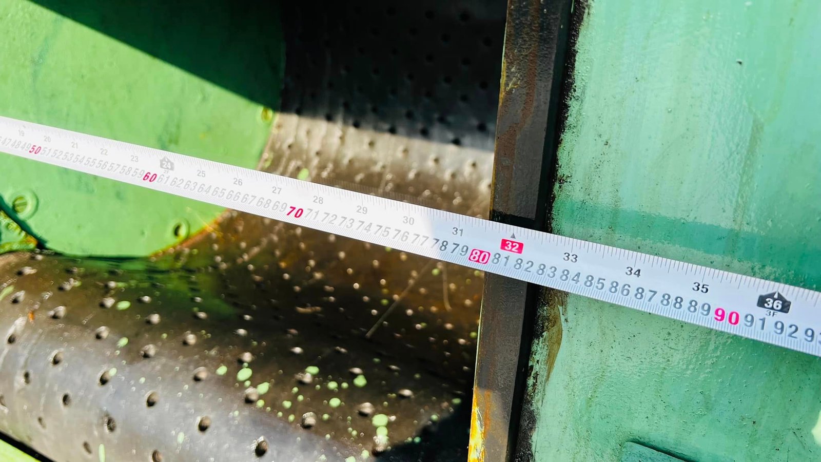 เครื่องยิงทรายแบบสายพานกลิ้ง(Shot_Blasting) ขนาดห้อง 80 x 80 cm