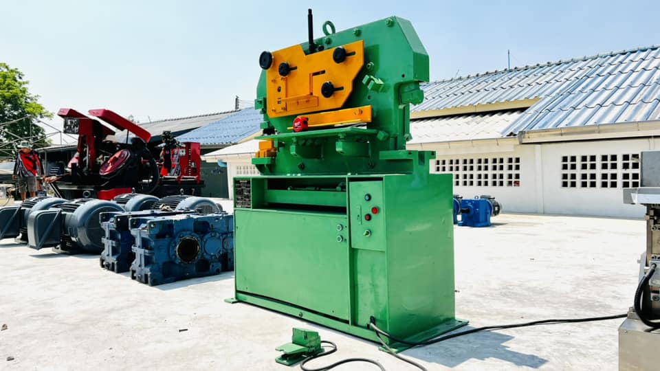เครื่องตัดเหล็กอเนกประสงค์UNIVERSAL KINGSLAND ENGLAND Type : 45XA HYDRAULIC ระบบไฮดรอลิค 45 ton ตัดแผ่น  ฉาก  บาก  เหลี่ยม  กลม  เจาะรู ระบบไฟ 380V