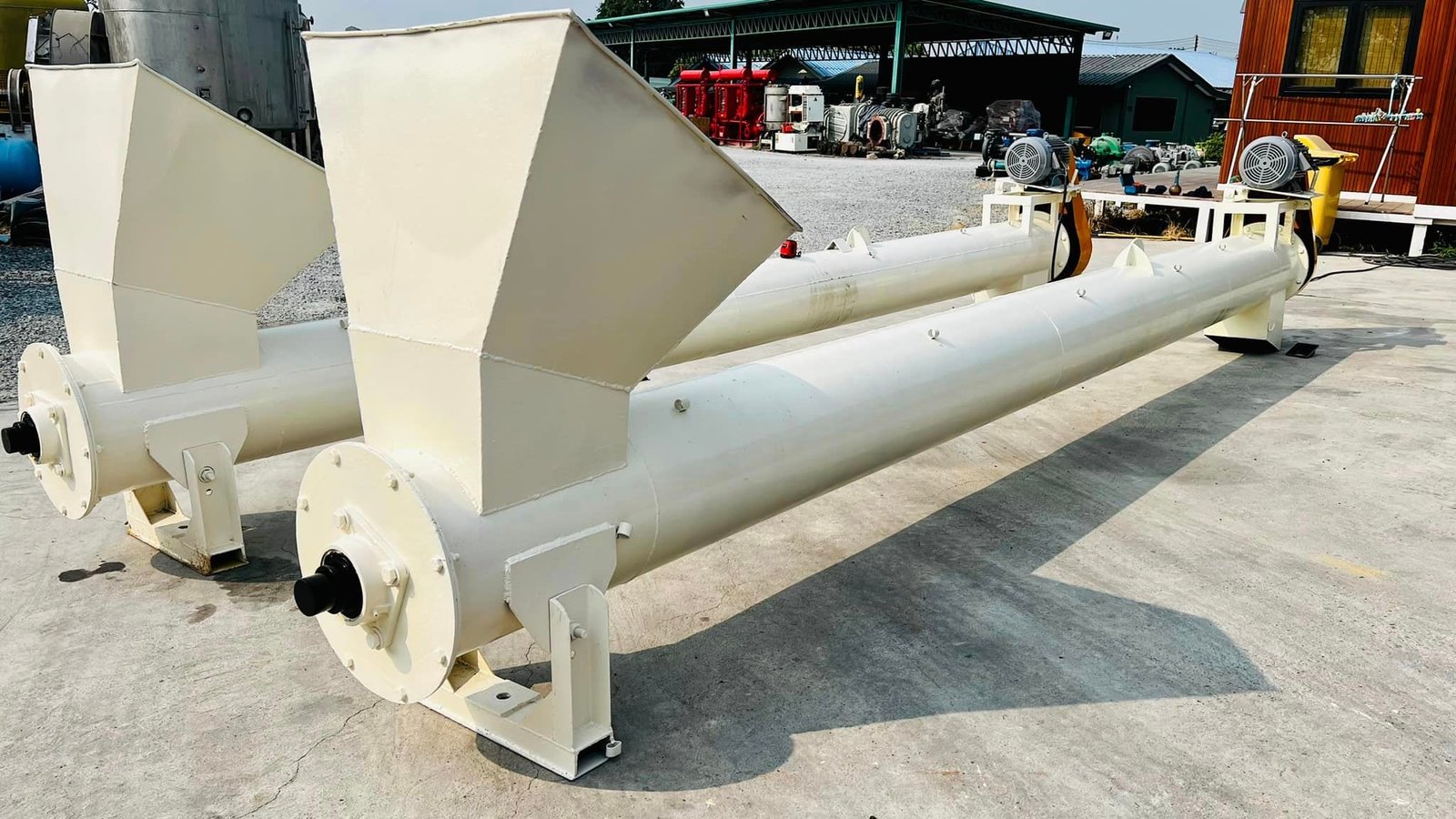 สกรูลำเลียงวัตถุดิบ(ScrewConveyor) ขนาด 5.5 เมตร ใบสกรูโต 14" (35 cm) มอเตอร์กำลังขับสกรู Mitsubishi 10 HP 380V สกรูลำเลียงวัตถุดิบ(ScrewConveyor) ขนาด 5.5 เมตร ใบสกรูโต 14" (35 cm) มอเตอร์กำลังขับสกรู Mitsubishi 10 HP 380V