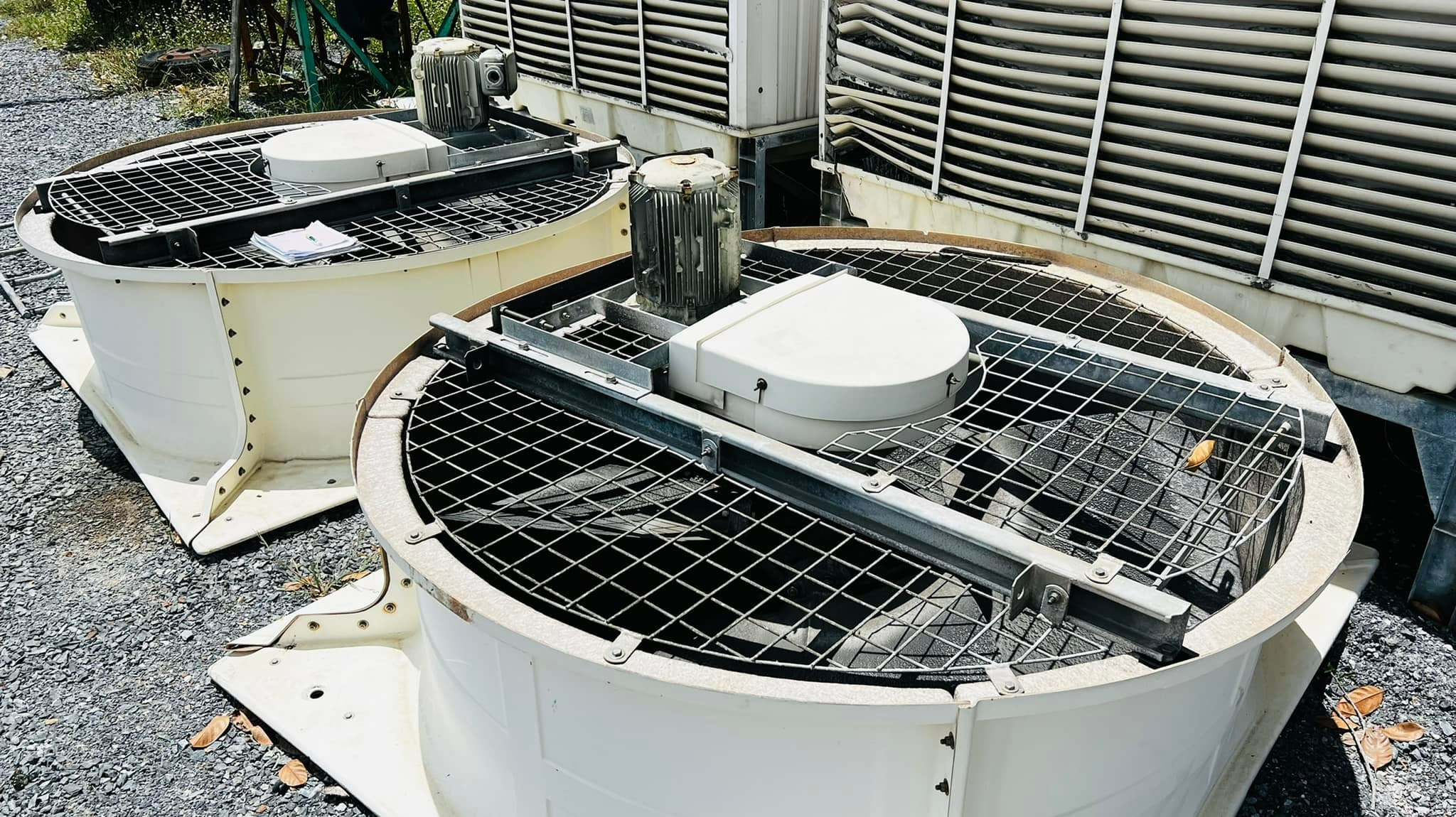 คูลลิ่งทาวเวอร์CoolingTower ไม่ทราบขนาดแต่ตัวใหญ่ มอเตอร์ปั้มน้ำ และใบพัดลมคูลลิ่ง 7.5 HP 380V คูลลิ่งทาวเวอร์CoolingTower ไม่ทราบขนาดแต่ตัวใหญ่ มอเตอร์ปั้มน้ำ และใบพัดลมคูลลิ่ง 7.5 HP 380V