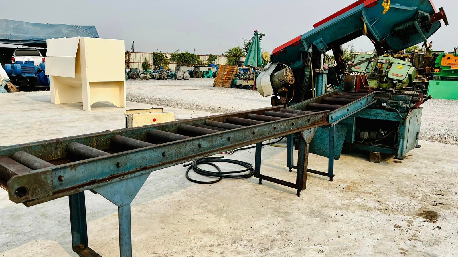 เครื่องเลื่อยสายพานญี่ปุ่น(BANDSAW) AMADA JAPAN Model : H-250-SA มีบัคเก็ตหางส่ง ระบบไฟ 200V