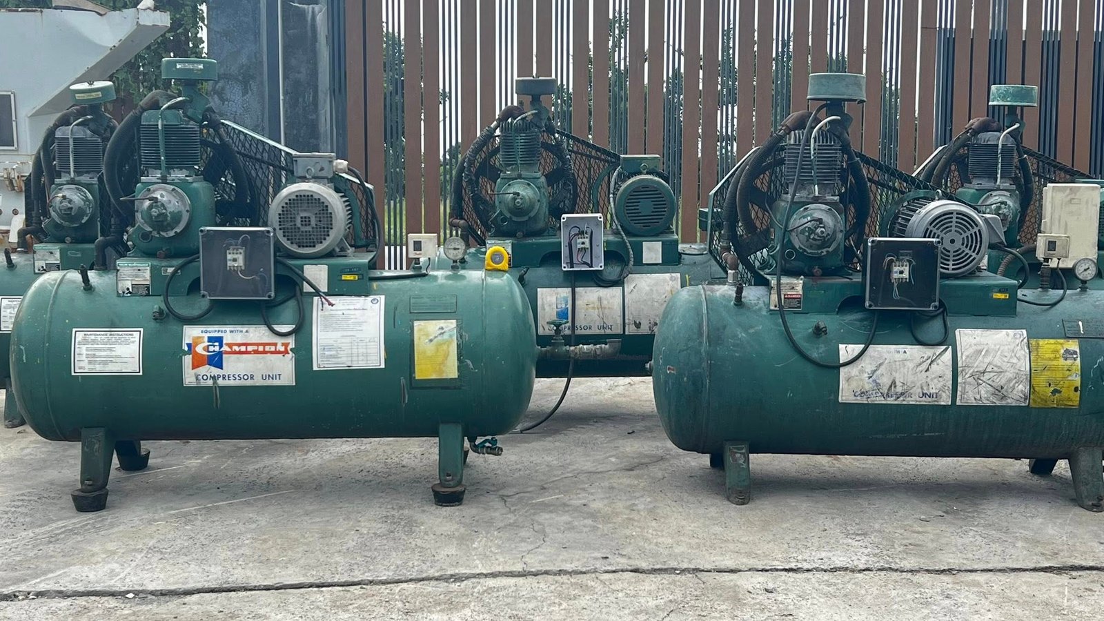 เครื่องปั้มลมUSA CHAMPIONS USA ขนาด 5 HP เป็นรุ่น 2 Stage ถังพักบรรจุ 300 Litr 380V