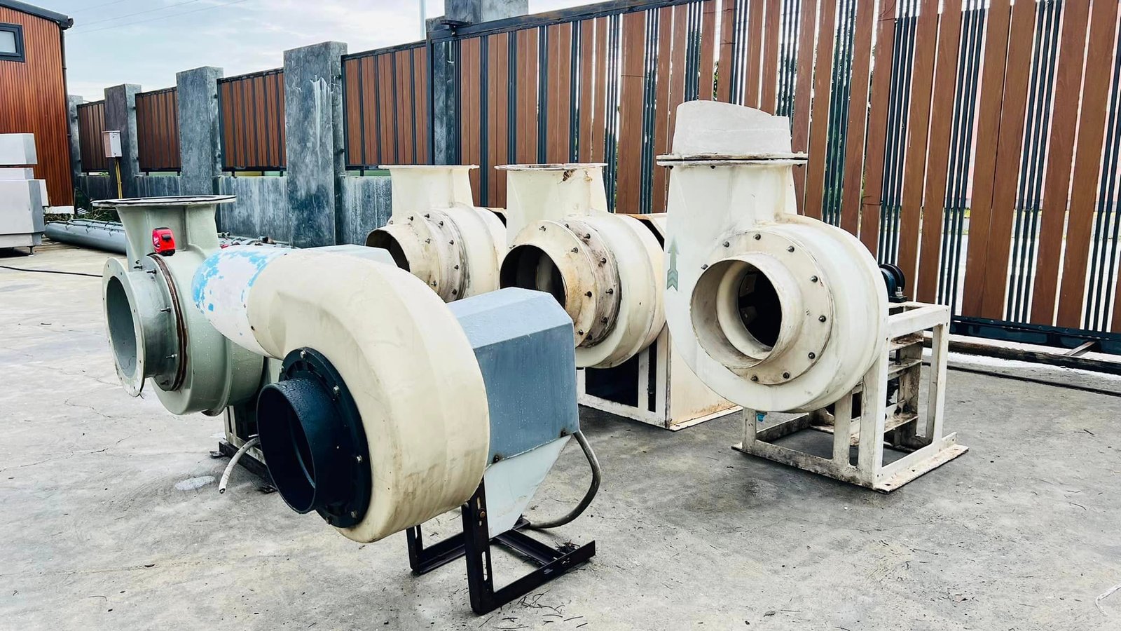 พัดลมโบลเวอร์แบบไฟเบอร์กลาส FRP CENTIFUGAL FAN พัดลมอุตสาหกรรมงานเคมีพิเศษเฉพาะ วัสดุไฟเบอร์กลาส ใช้ในการบำบัดอากาศ ทนต่อการกัดกร่อนจาก ไอกรด-ด่าง ไอสารเคมี 380V พัดลมโบลเวอร์แบบไฟเบอร์กลาส FRP CENTIFUGAL FAN พัดลมอุตสาหกรรมงานเคมีพิเศษเฉพาะ วัสดุไฟเบอร์กลาส ใช้ในการบำบัดอากาศ ทนต่อการกัดกร่อนจาก ไอกรด-ด่าง ไอสารเคมี 380V