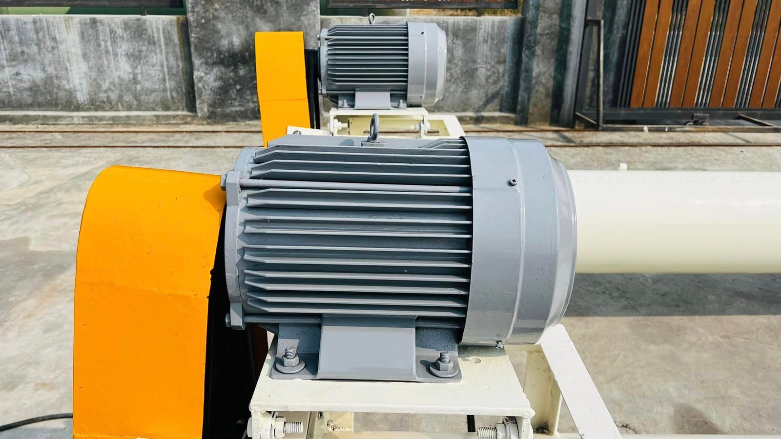 สกรูลำเลียงวัตถุดิบ(ScrewConveyor) ขนาด 5.5 เมตร ใบสกรูโต 14" (35 cm) มอเตอร์กำลังขับสกรู Mitsubishi 10 HP 380V สกรูลำเลียงวัตถุดิบ(ScrewConveyor) ขนาด 5.5 เมตร ใบสกรูโต 14" (35 cm) มอเตอร์กำลังขับสกรู Mitsubishi 10 HP 380V
