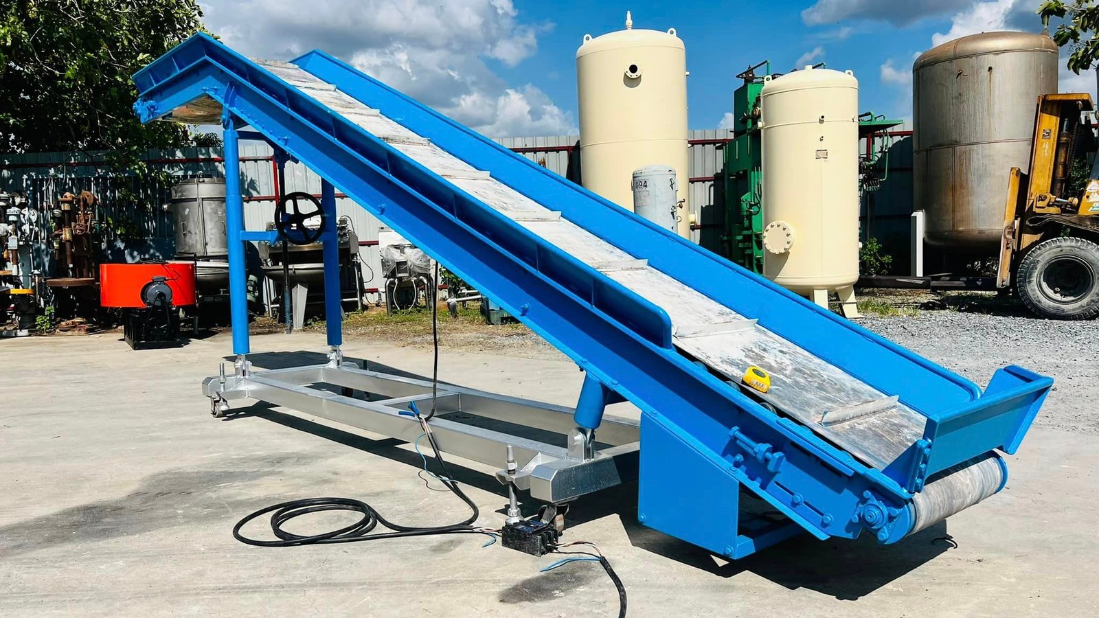 สายพานลำเลียง(CONVEYOR) ขนาดความยาว 6 เมตร สายพานพื้นเรียบหน้ากว้าง 50 cm ระบบมอเตอร์เกียร์ขับเคลื่อน 380V สายพานลำเลียง(CONVEYOR) ขนาดความยาว 6 เมตร สายพานพื้นเรียบหน้ากว้าง 50 cm ระบบมอเตอร์เกียร์ขับเคลื่อน 380V
