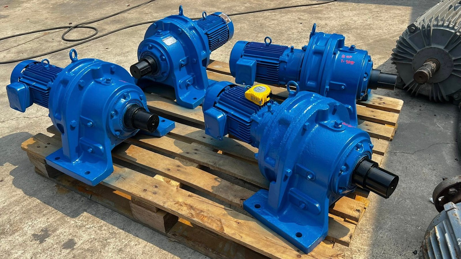 มอเตอร์เกียร์ทดกำลังญี่ปุ่นSUMITOMO JAPANขนาด 2 HP อัตราทด 1 : 165 ( 8 rpm ) เพลาออกโต 60 mm 380V มอเตอร์เกียร์ทดกำลังญี่ปุ่นSUMITOMO JAPANขนาด 2 HP อัตราทด 1 : 165 ( 8 rpm ) เพลาออกโต 60 mm 380V