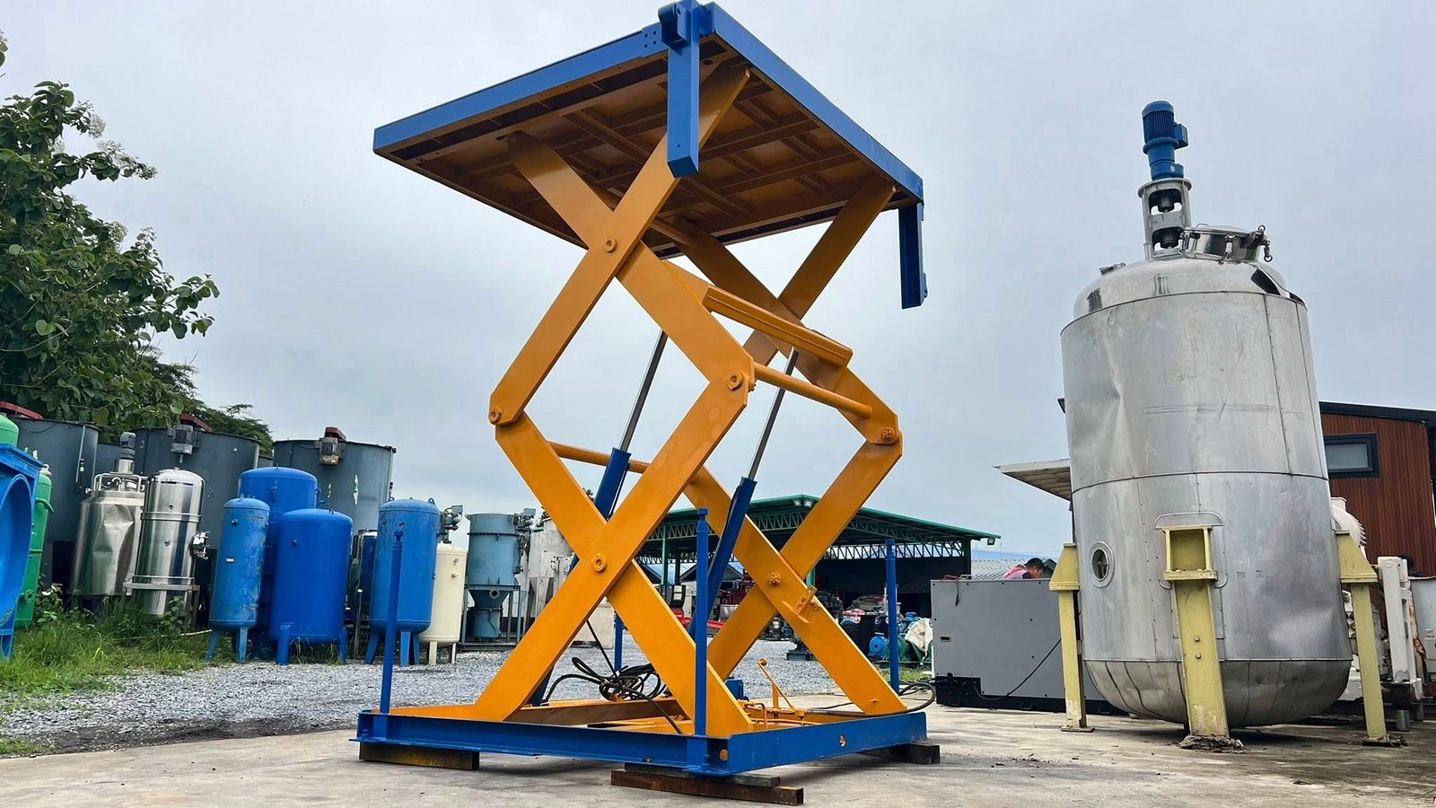 เอ็กลิฟท์ขนส่งสินค้า(X-LIFT) ขนาด 3000 kg ( 3 ton ) ยกสูง 330 cm ถาดโหลดสินค้า 200 x 240 cm380V เอ็กลิฟท์ขนส่งสินค้า(X-LIFT) ขนาด 3000 kg ( 3 ton ) ยกสูง 330 cm ถาดโหลดสินค้า 200 x 240 cm380V