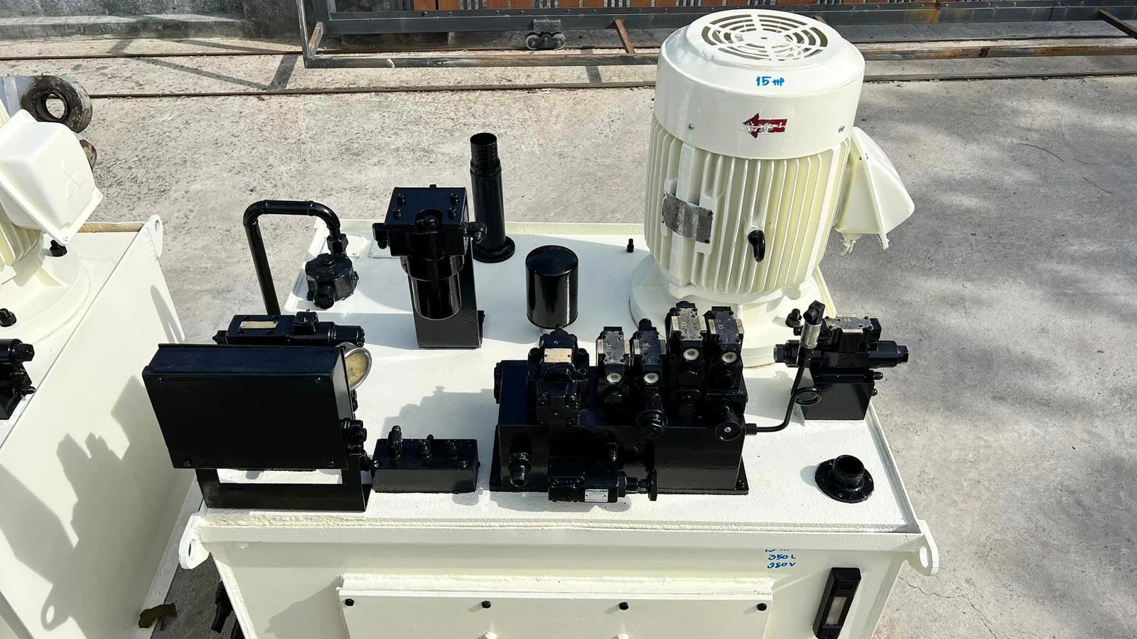 ชุดต้นกำลังปั้มน้ำมันไฮดรอลิค(PowerUnit) ขนาด 15 HP  Press : 150-210 bar  ความจุถัง 350 Litr  ระบบไฟ 380V