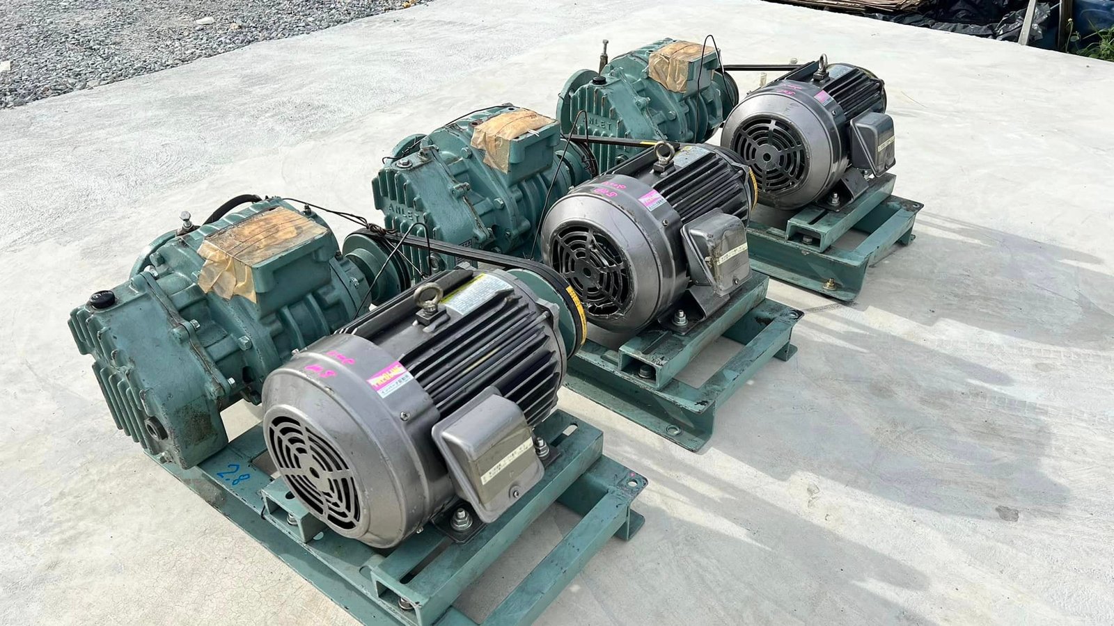 เหลือ 2 ชุด รูทโบลเวอร์อัดอากาศเก่าญี่ปุ่น ANLET JAPAN รุ่น BE 65 (2.5") มอเตอร์ Mitsubishi 5 HP 200 เหลือ 2 ชุด รูทโบลเวอร์อัดอากาศเก่าญี่ปุ่น ANLET JAPAN รุ่น BE 65 (2.5") มอเตอร์ Mitsubishi 5 HP 200