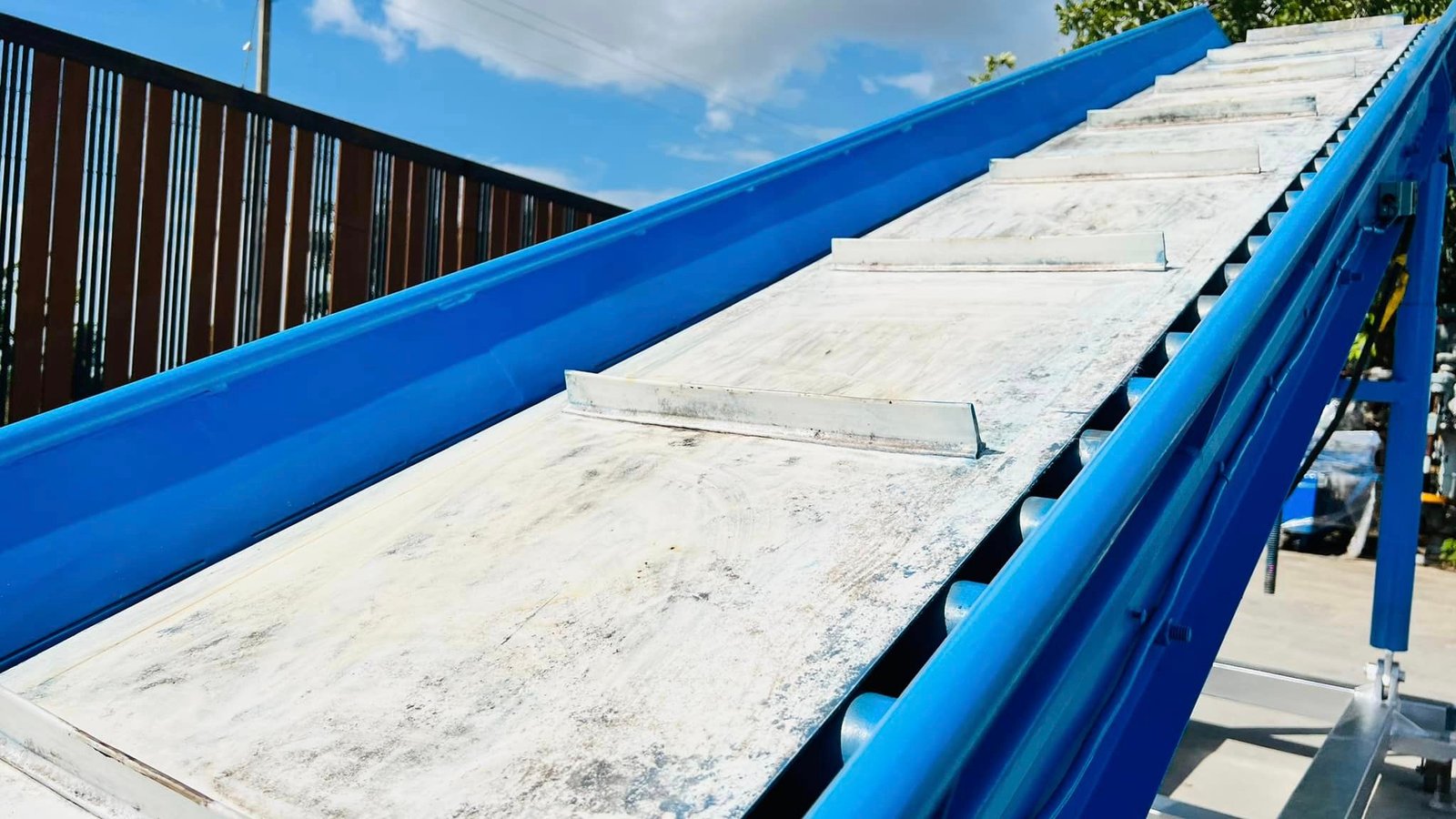 สายพานลำเลียง(CONVEYOR) ขนาดความยาว 6 เมตร สายพานพื้นเรียบหน้ากว้าง 50 cm ระบบมอเตอร์เกียร์ขับเคลื่อน 380V สายพานลำเลียง(CONVEYOR) ขนาดความยาว 6 เมตร สายพานพื้นเรียบหน้ากว้าง 50 cm ระบบมอเตอร์เกียร์ขับเคลื่อน 380V