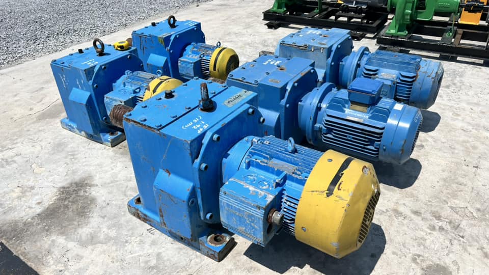 เหลือ 2 ตัว มอเตอร์เกียร์ทดกำลัง FLENDER SIEMENS GERMANY ระบบไฟ 380V เหลือ 2 ตัว มอเตอร์เกียร์ทดกำลัง FLENDER SIEMENS GERMANY ระบบไฟ 380V