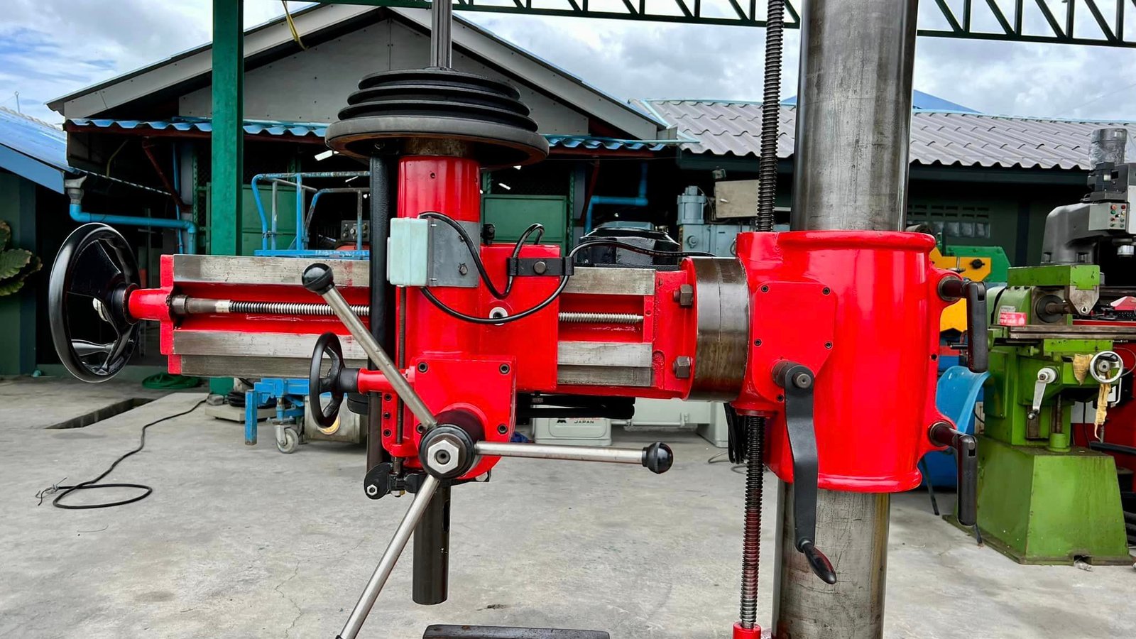สว่านเรเดียล(สว่านแขน) รุ่นพิเศษเสาใหญ่แข็งแรง แขนรัสมี 700 mm ระบบไฟ 380V