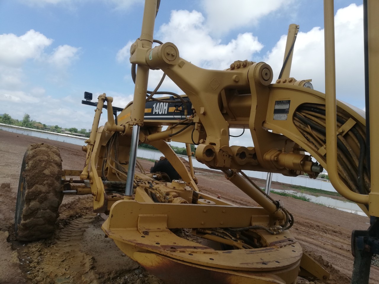 รถเกรด 140H รถเกรด 140H