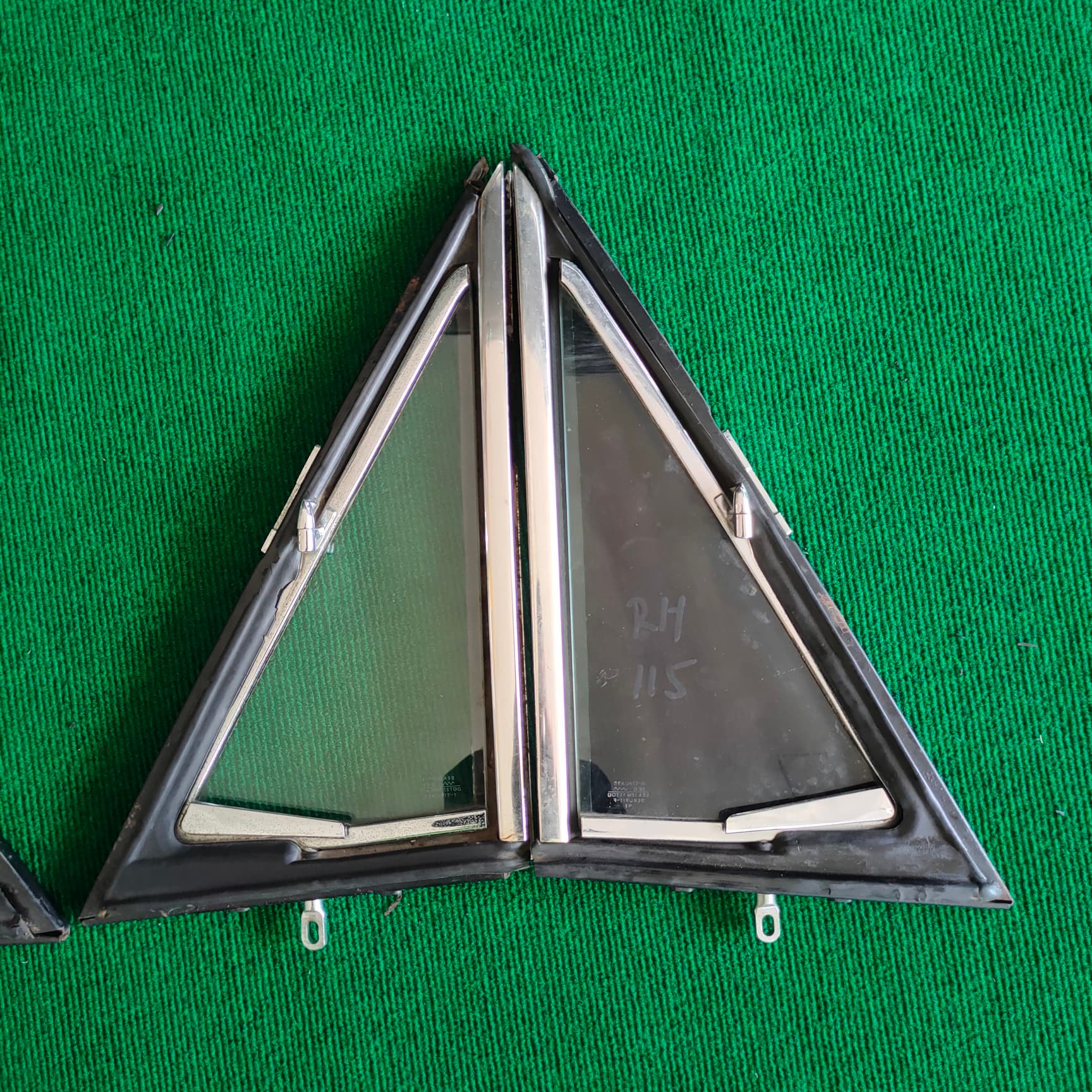 กระจกหูช้าง Mercedes Benz W115 /8 NOS กระจกหูช้าง Mercedes Benz W115 /8 NOS