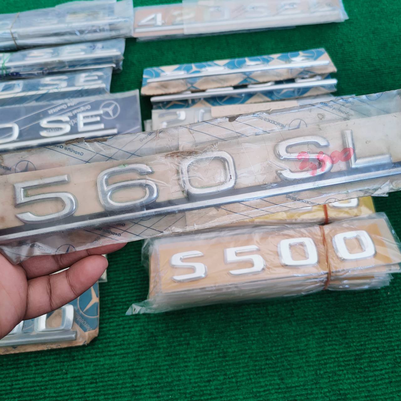ตัวหนังสือ MERCEDES-BENZ แต่ละรุ่นครับ