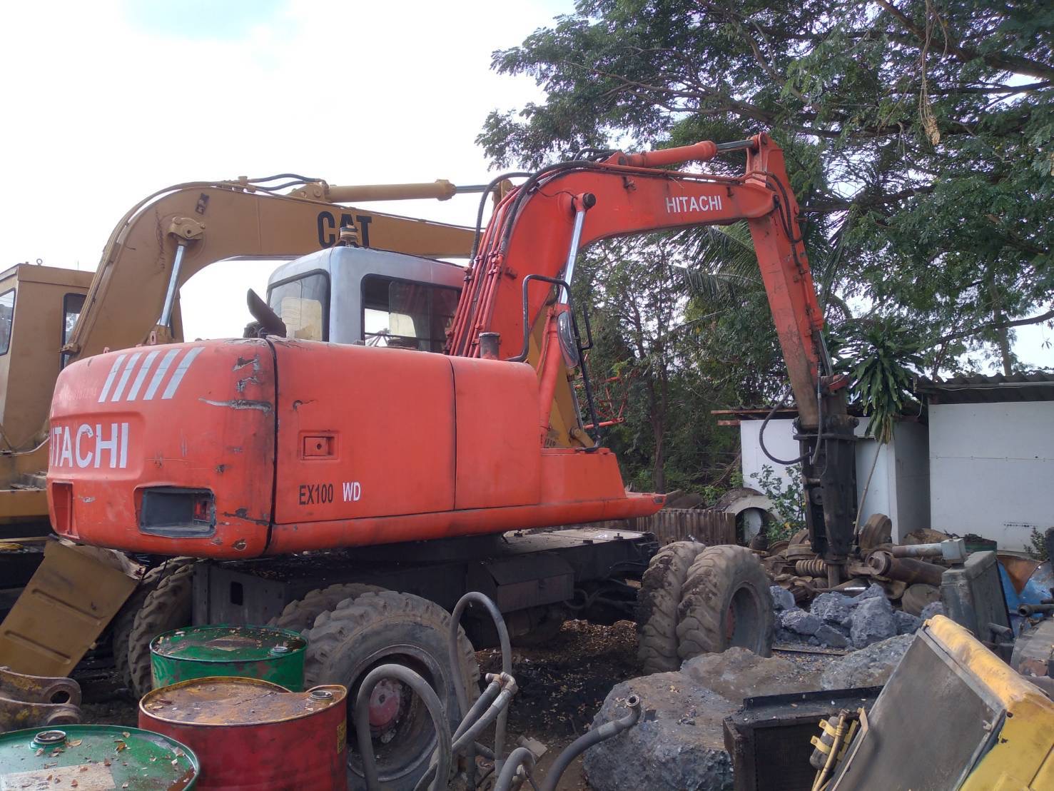 แบคโฮ ล้อยาง พร้อมหัวกระแทก และ บุ้งกี๋ 565,000 บาท HITACHI EX100W มีไลน์หัวกระแทก เครื่องดี ปั้มแรง แบคโฮ ล้อยาง พร้อมหัวกระแทก และ บุ้งกี๋ 565,000 บาท HITACHI EX100W มีไลน์หัวกระแทก เครื่องดี ปั้มแรง