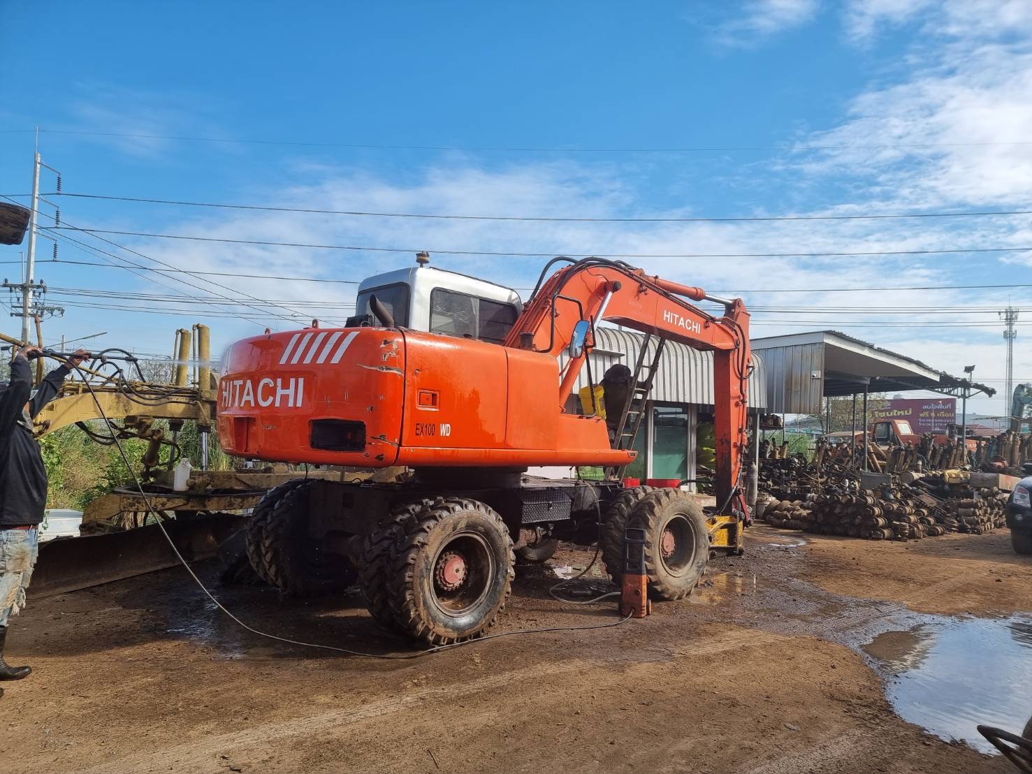 แบคโฮ ล้อยาง พร้อมหัวกระแทก และ บุ้งกี๋ 565,000 บาท HITACHI EX100W มีไลน์หัวกระแทก เครื่องดี ปั้มแรง แบคโฮ ล้อยาง พร้อมหัวกระแทก และ บุ้งกี๋ 565,000 บาท HITACHI EX100W มีไลน์หัวกระแทก เครื่องดี ปั้มแรง