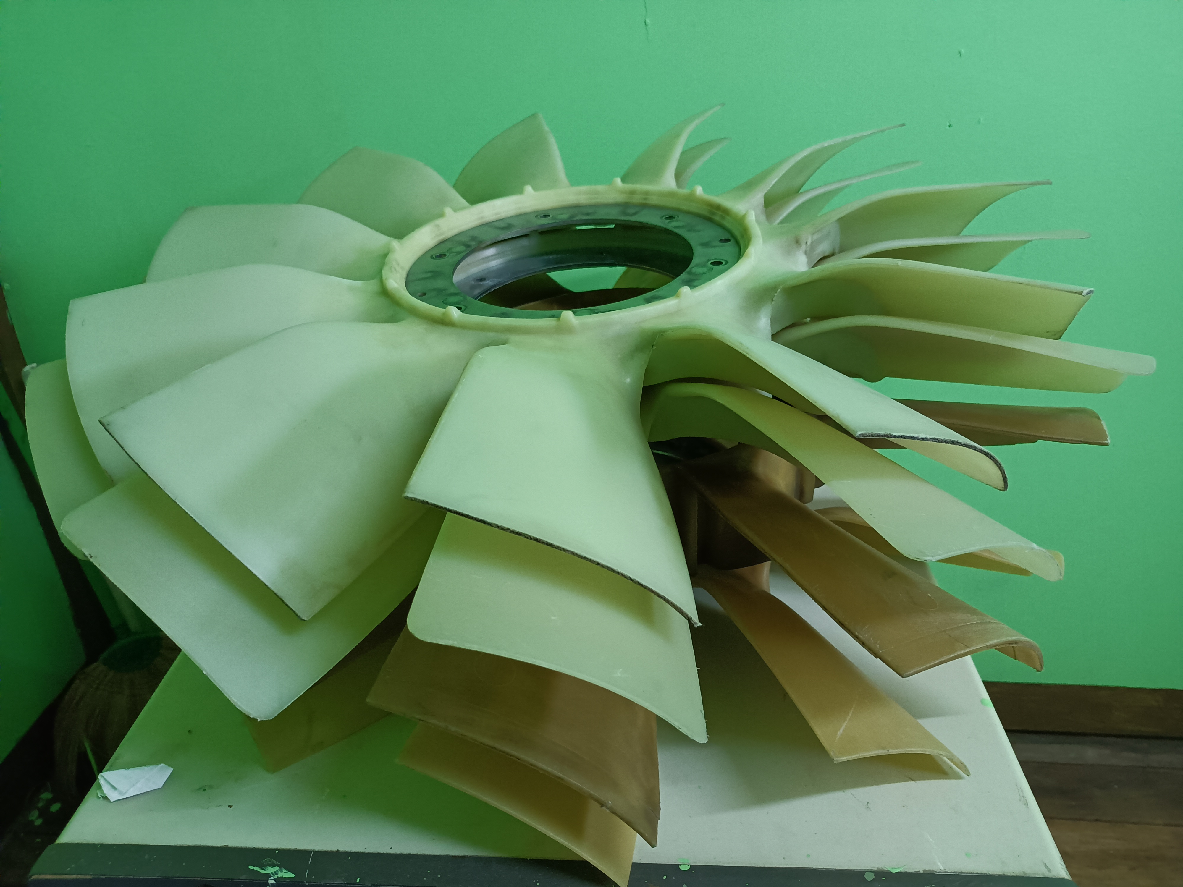 ขายใบพัดลม หน้าเครื่อง รถบรรทุก หลายรุ่นสีภาพใหม่ ขายใบพัดลม หน้าเครื่อง รถบรรทุก หลายรุ่นสีภาพใหม่