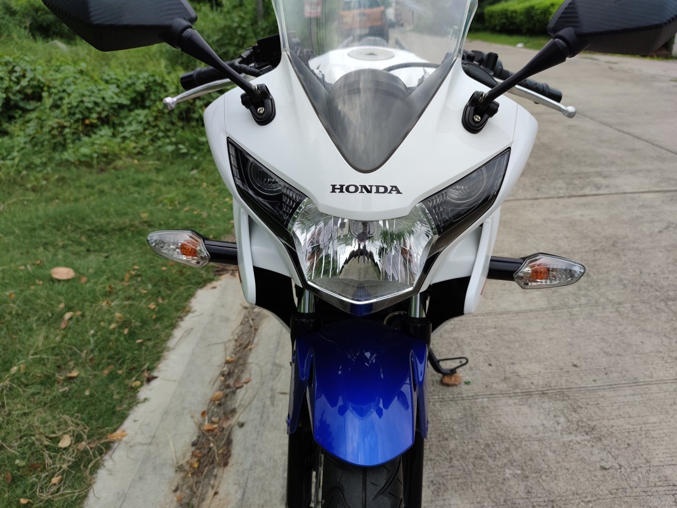 ใช้เพียง 9 พัน km. Honda Cbr 150r ใช้เพียง 9 พัน km. Honda Cbr 150r