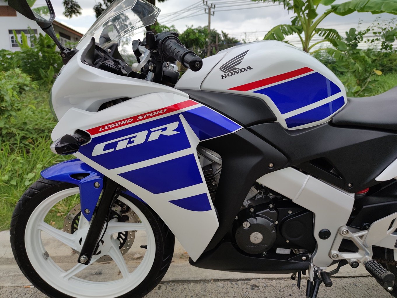 ใช้เพียง 9 พัน km. Honda Cbr 150r ใช้เพียง 9 พัน km. Honda Cbr 150r