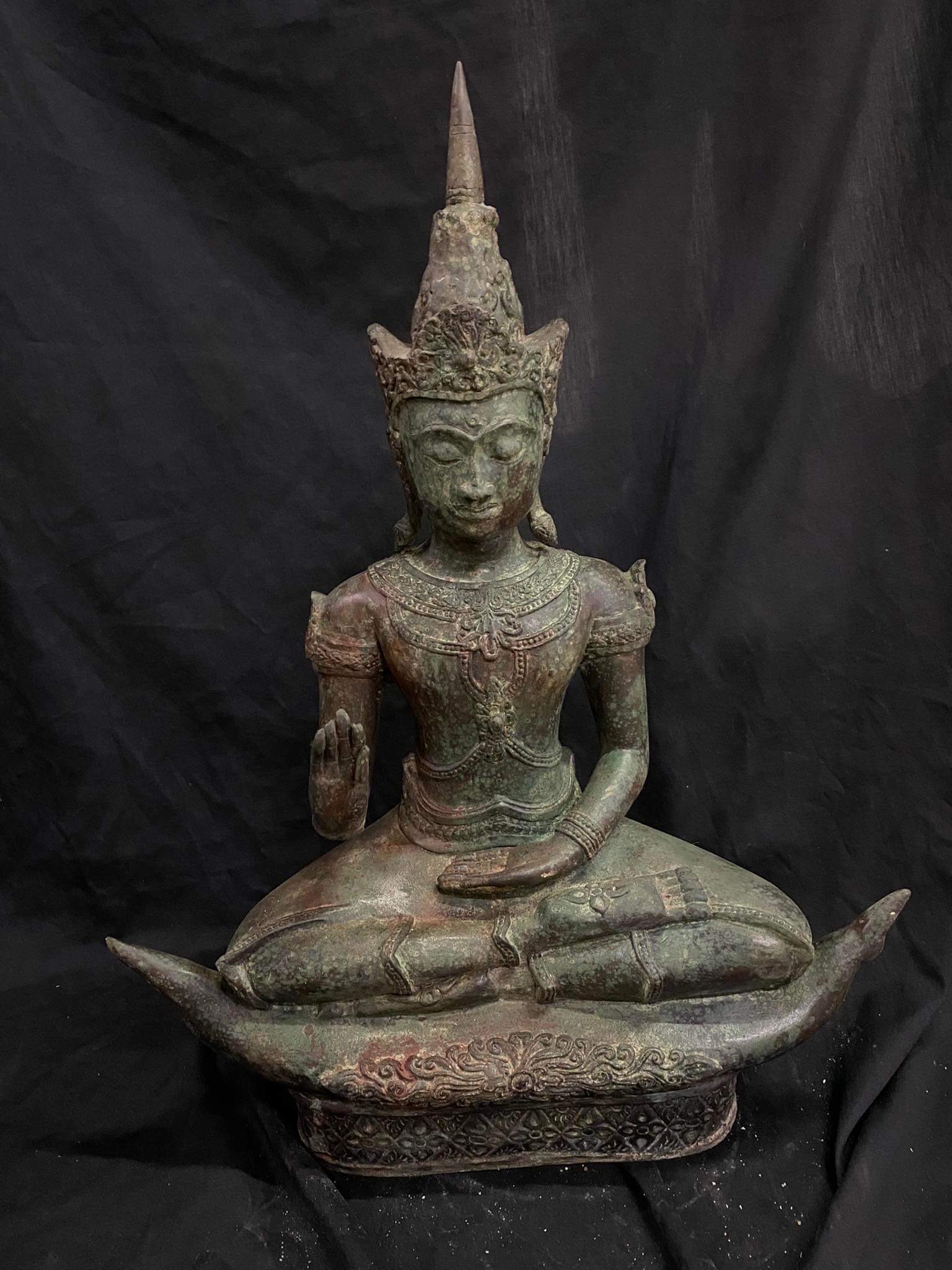 พระอยุธยานั่งเรือเก่าเก็บ