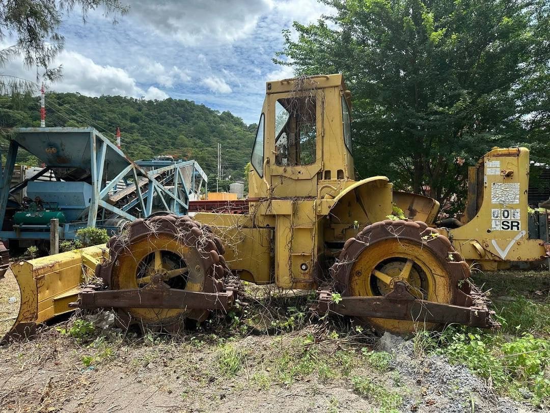 รถตีนแกะ Caterpillar 815A