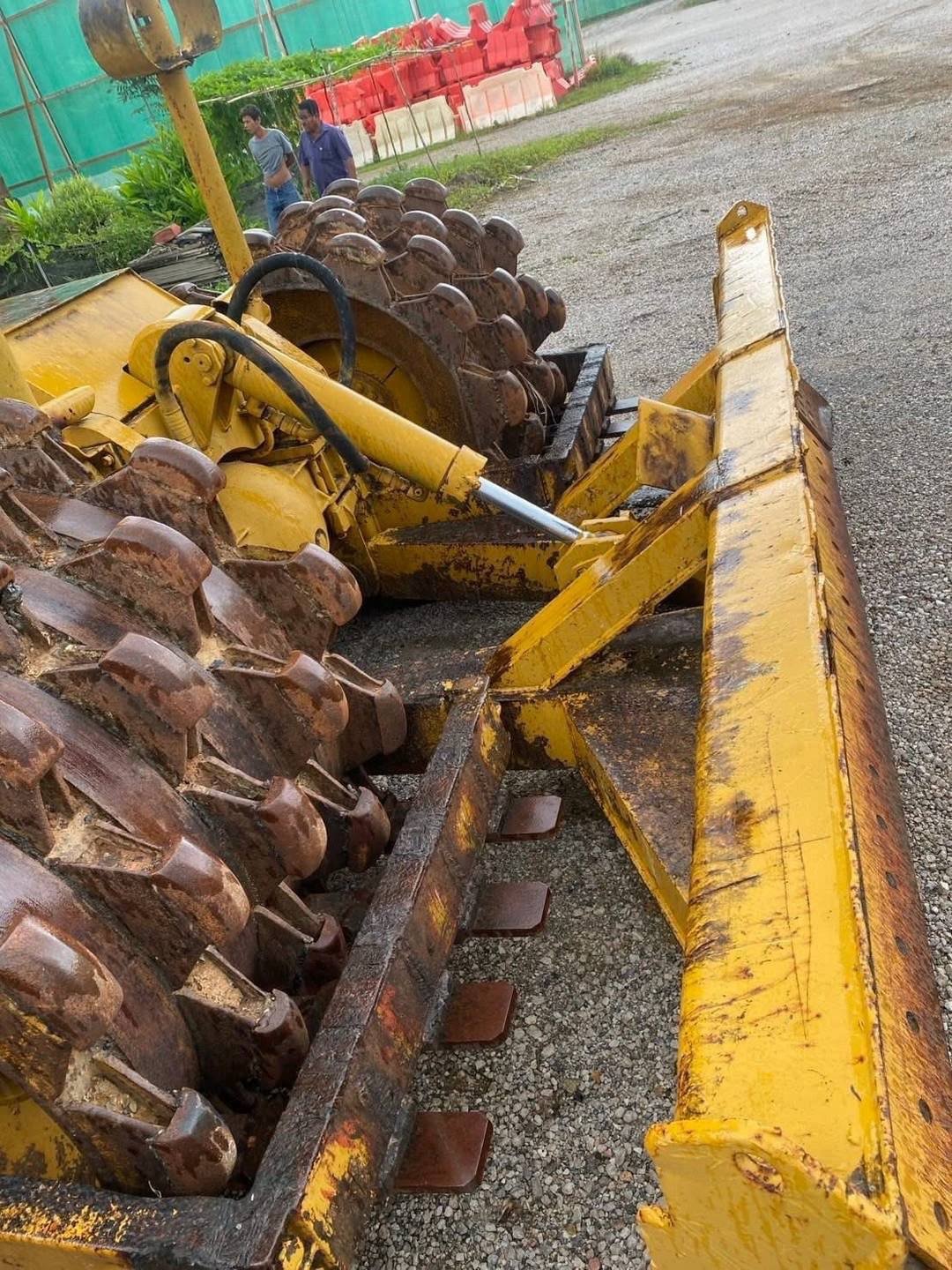 รถตีนแกะ Caterpillar 815A