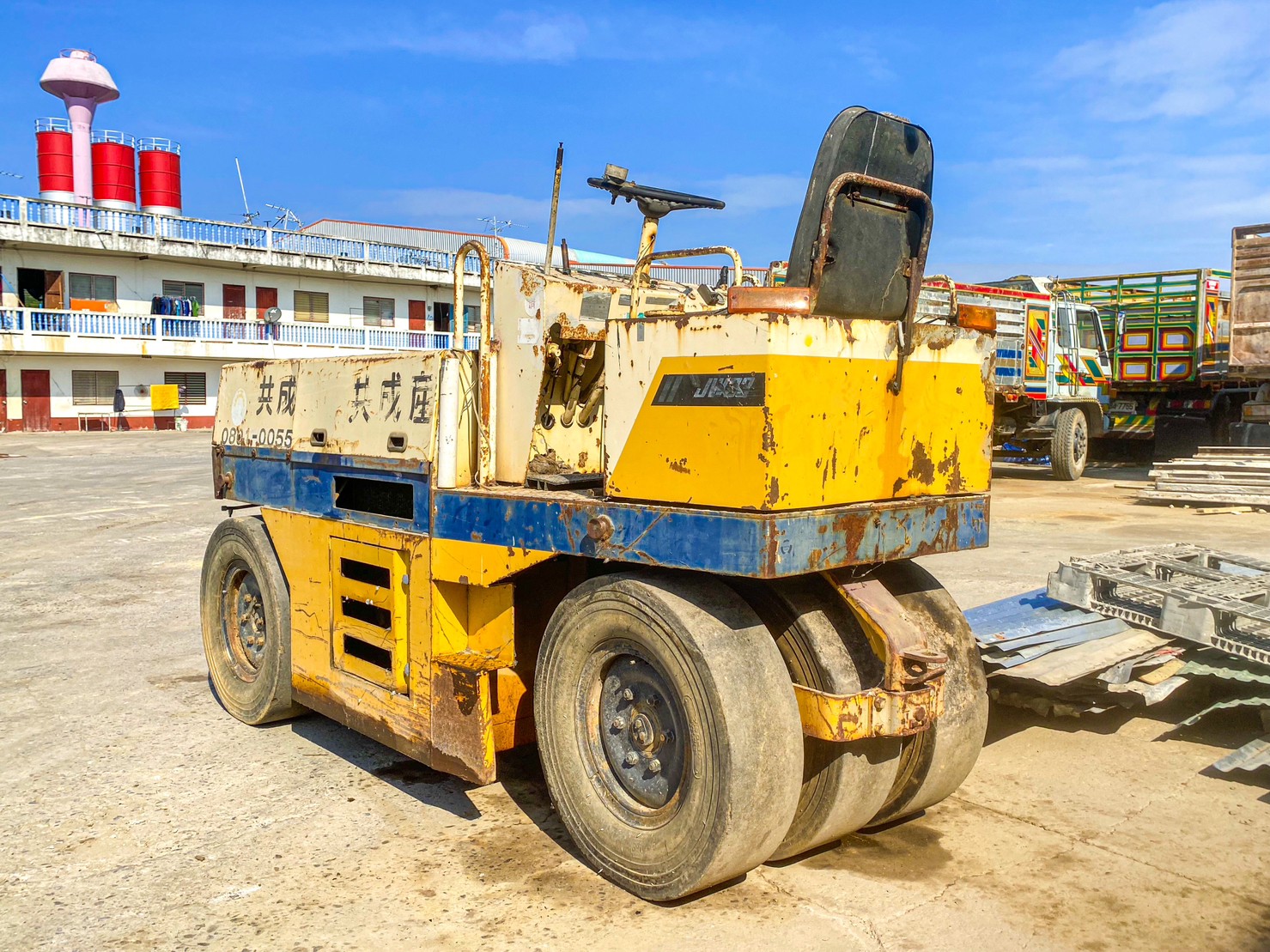 รถบด KOMATSU JW 33-2 รถบด KOMATSU JW 33-2