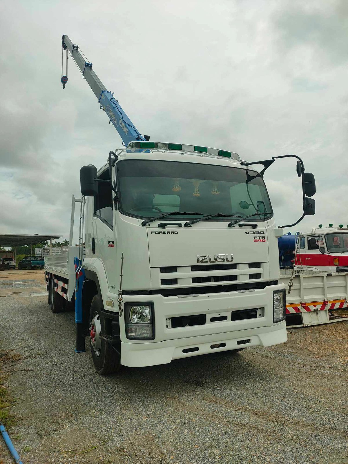 อีซูซุโรโบคอป FTR240 ปี54 240แรงม้า เครนXCMG 5.5ตัน4ปลอกเครนใหม่ป้ายแดง