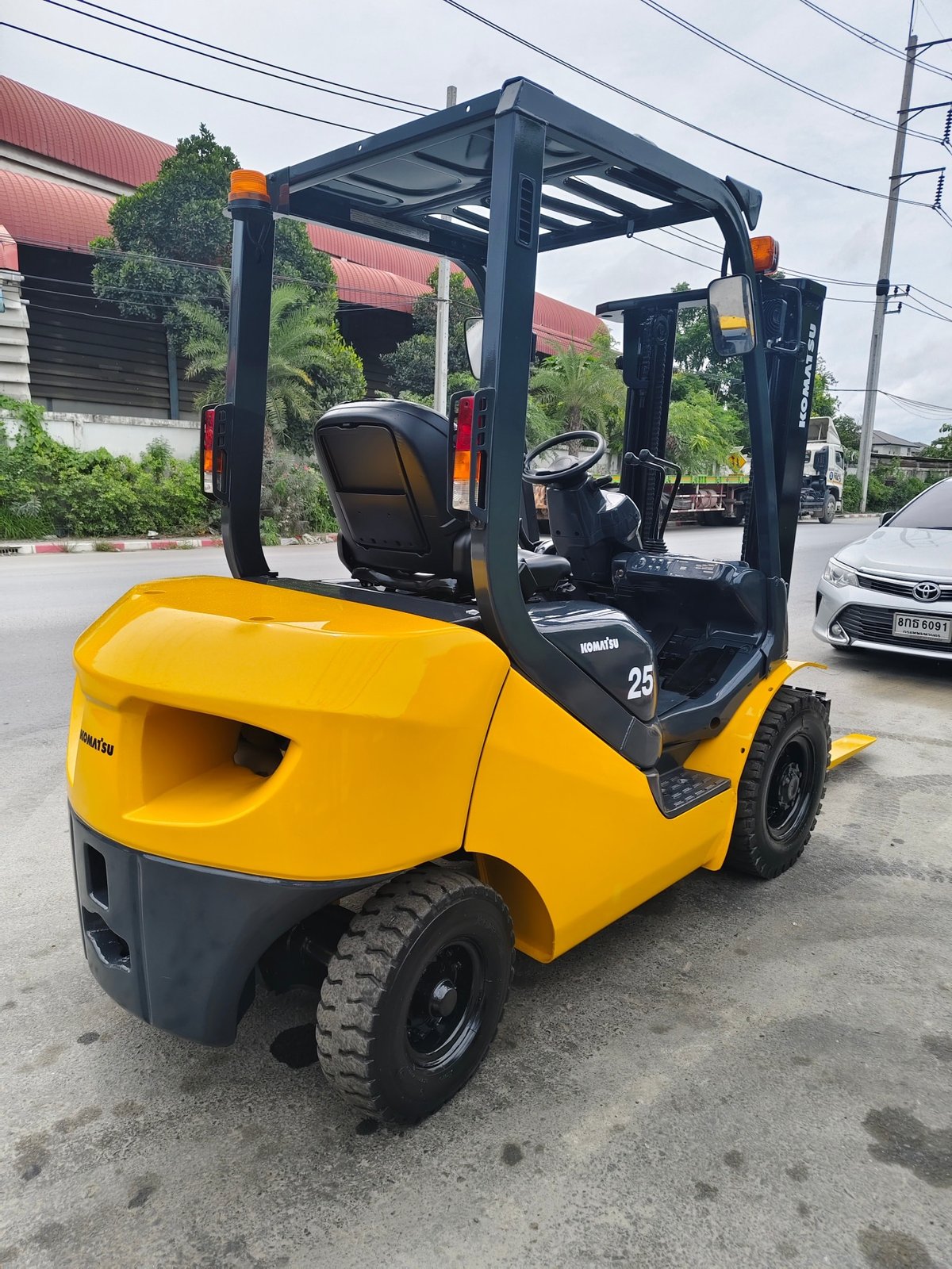 รถโฟล์คลิฟท์มือสอง KOMATSU FD25T-17 รถโฟล์คลิฟท์มือสอง KOMATSU FD25T-17