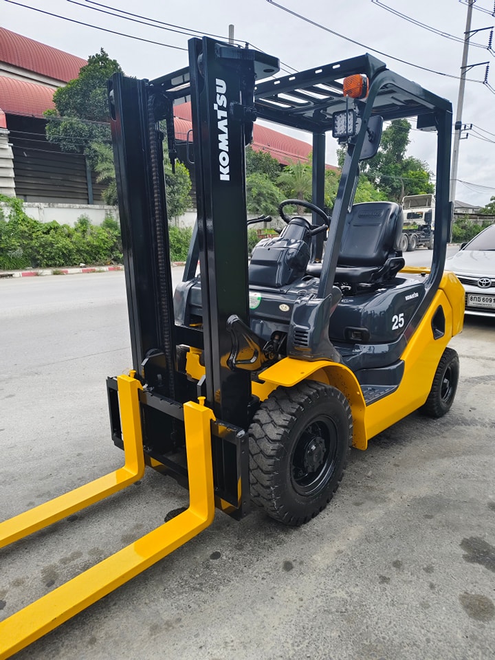 รถโฟล์คลิฟท์มือสอง KOMATSU FD25T-17 รถโฟล์คลิฟท์มือสอง KOMATSU FD25T-17