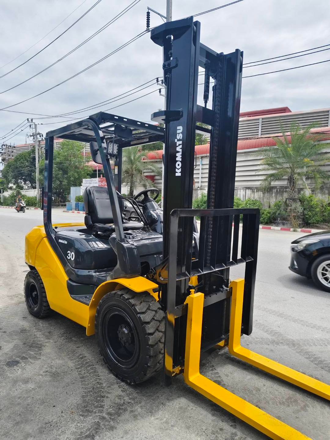 รถโฟล์คลิฟท์มือสอง KOMATSU FD30T-17 รถโฟล์คลิฟท์มือสอง KOMATSU FD30T-17