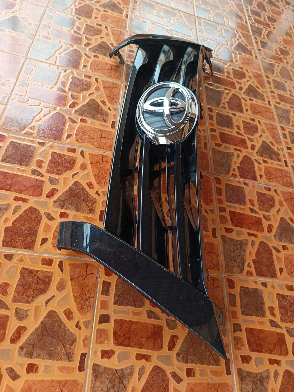 กระจังหน้าแท้ถอดของ ฟอร์จูนเนอร์ กระจังหน้าแท้ถอดของ ฟอร์จูนเนอร์