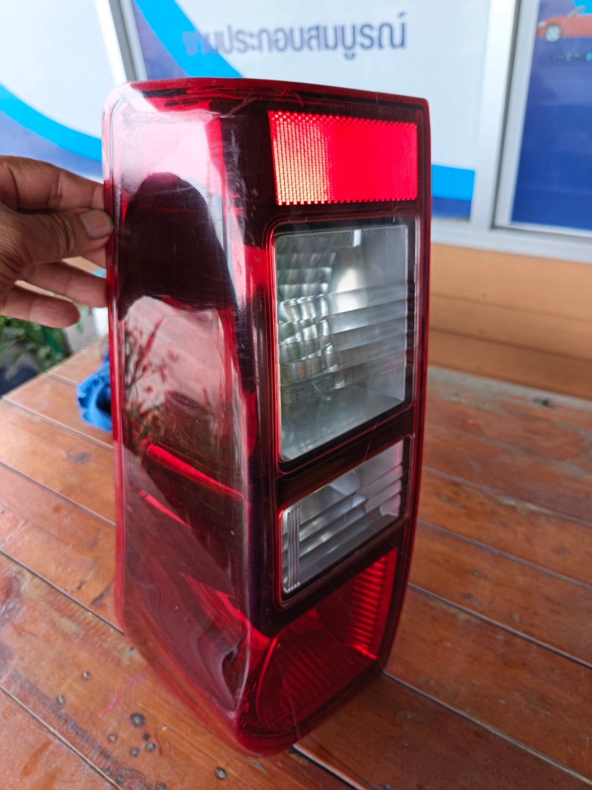 ไฟท้ายอีซูซุดีแม็กซ์ ISUZU DMAX 2012 เบ้าแดง ของแท้ ข้างขวา ไฟท้ายอีซูซุดีแม็กซ์ ISUZU DMAX 2012 เบ้าแดง ของแท้ ข้างขวา