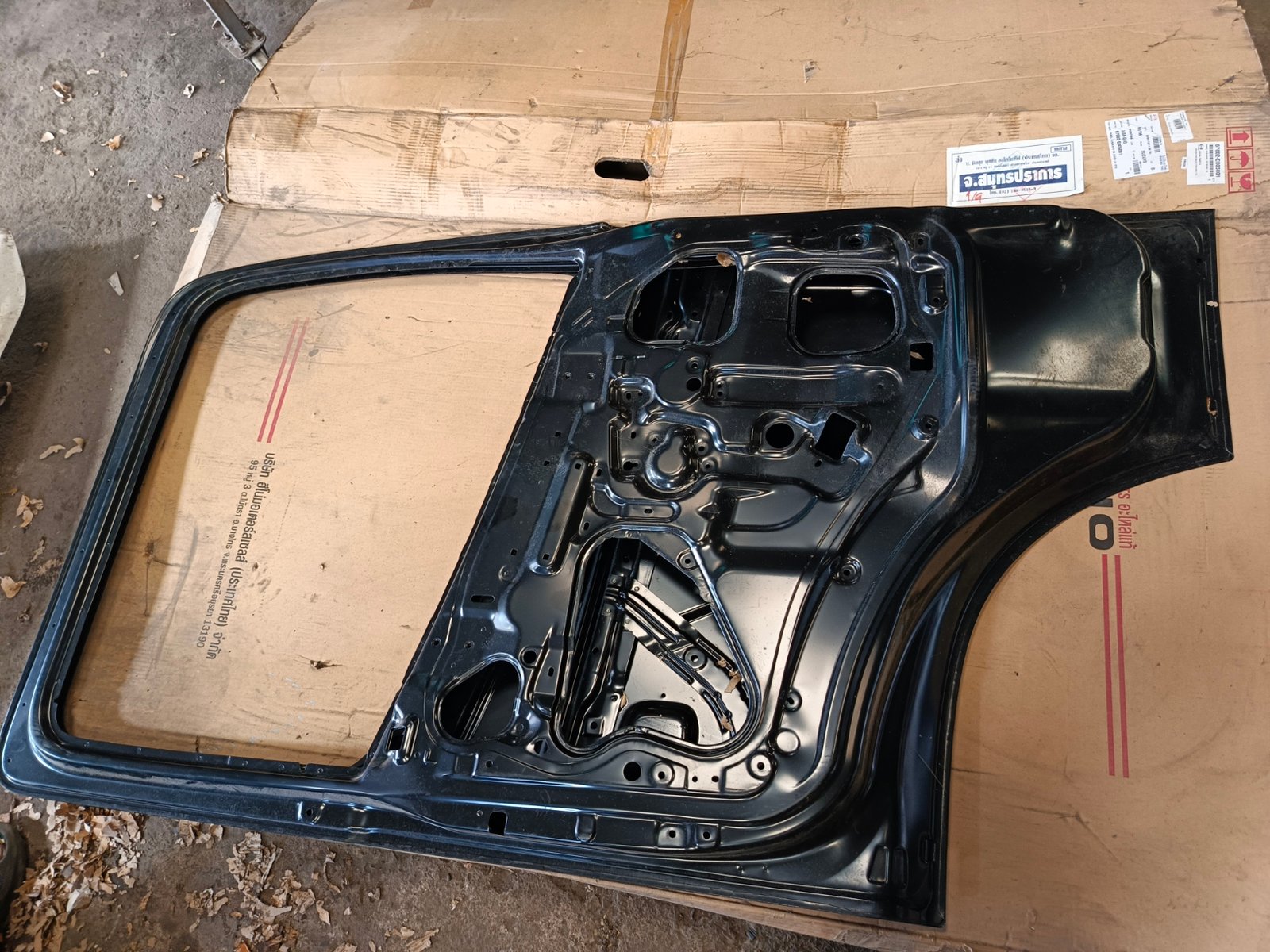 ประตูด้านซ้าย รถบรรทุก HINO Mega ประตูด้านซ้าย รถบรรทุก HINO Mega