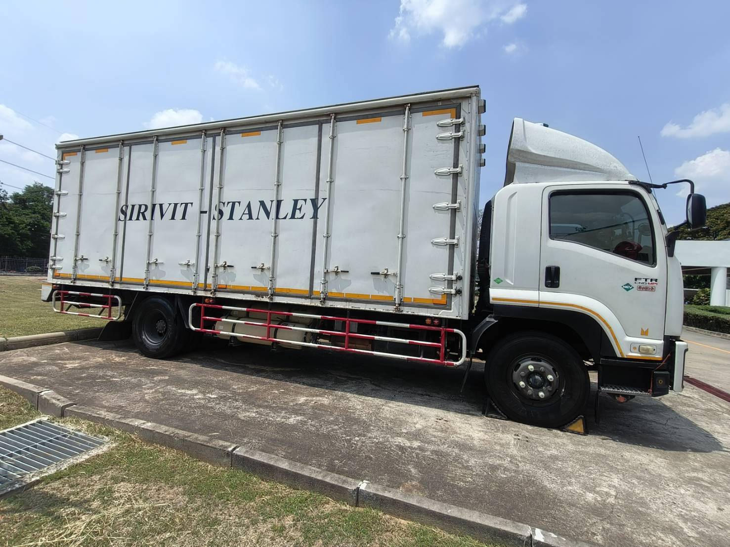 ขายรถบรรทุกอีซูซุ 6 ล้อ FTR 2 เพลา สภาพดี ขนาด 220 แรงม้า