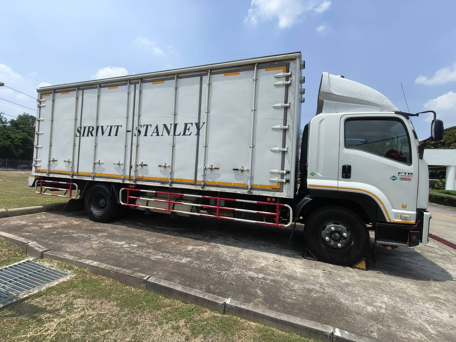 ขายรถบรรทุกอีซูซุ 6 ล้อ FTR 2 เพลา สภาพดี ขนาด 220 แรงม้า