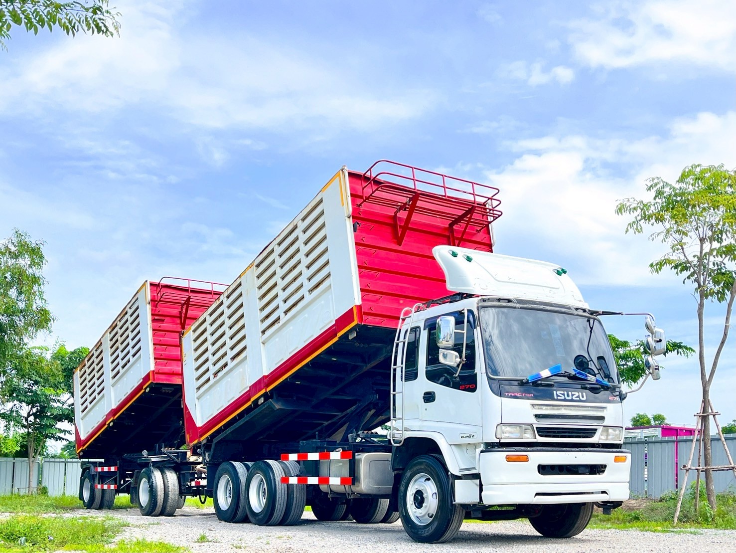 พ่วงคอกเกษตร กระบะสามมิตร ISUZU FXZ 270 แรงม้า ปี 2548 พ่วงคอกเกษตร กระบะสามมิตร ISUZU FXZ 270 แรงม้า ปี 2548
