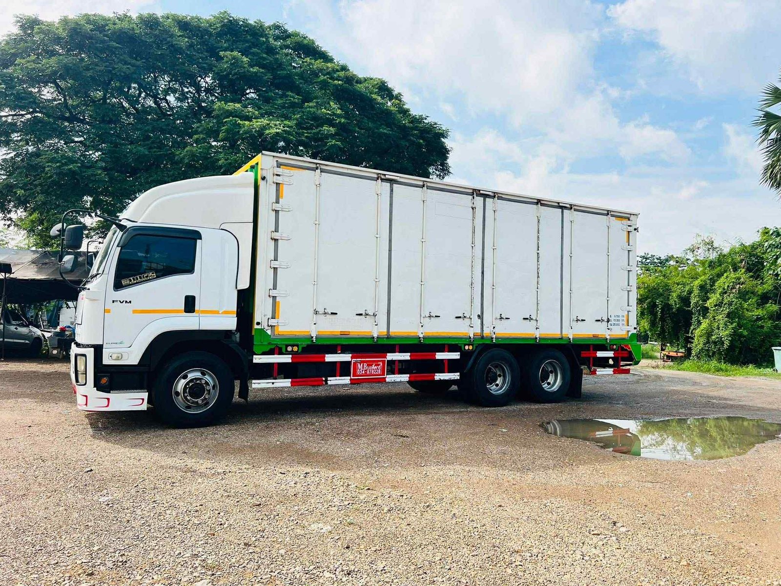ISUZU FVM 240ปี 57สิบล้อเพลาเดียวตู้ 10 บานยาว7.7ม