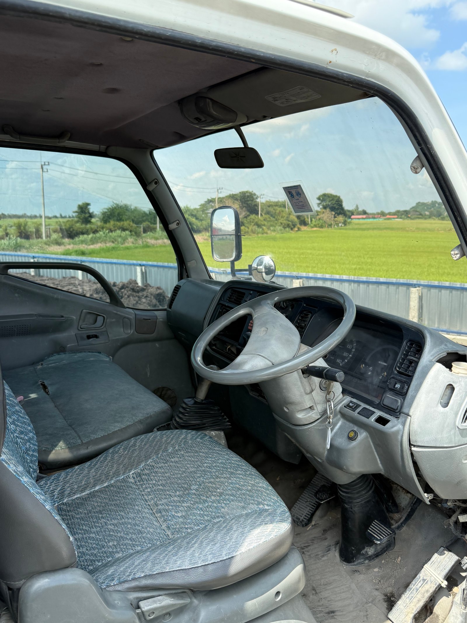 Mitsubishi Canter รถกระบะบรรทุก 4 ล้อ พร้อมใช้ ต่อลองราคาได้ Mitsubishi Canter รถกระบะบรรทุก 4 ล้อ พร้อมใช้ ต่อลองราคาได้