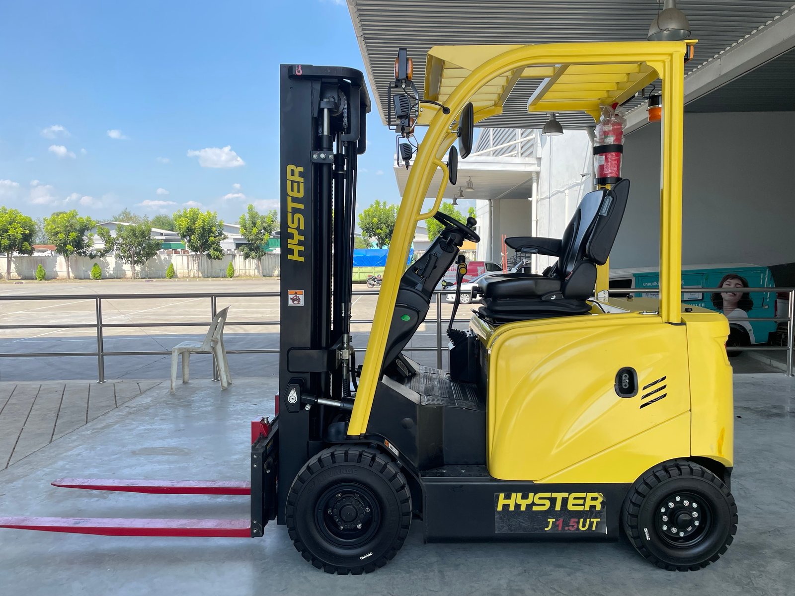 รถโฟล์คลิฟท์ HYSTER  J1.5UT  ปี 2021 สภาพใหม่พร้อมใช้งานขายพร้อมอุปกรณ์เสริม  ติดต่อสอบถามข้อมูลเพิ่มเติมและขอนัดเข้าดูรถโฟล์คลิฟท์ คุณเบญ 086-5117802 , คุณปิ๋ม 091-7314840